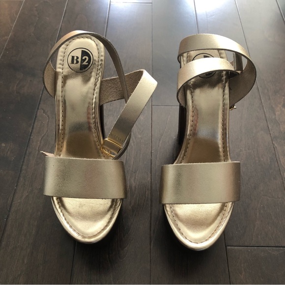 Gold leather platform sandals *worn once - Picture 3 of 4